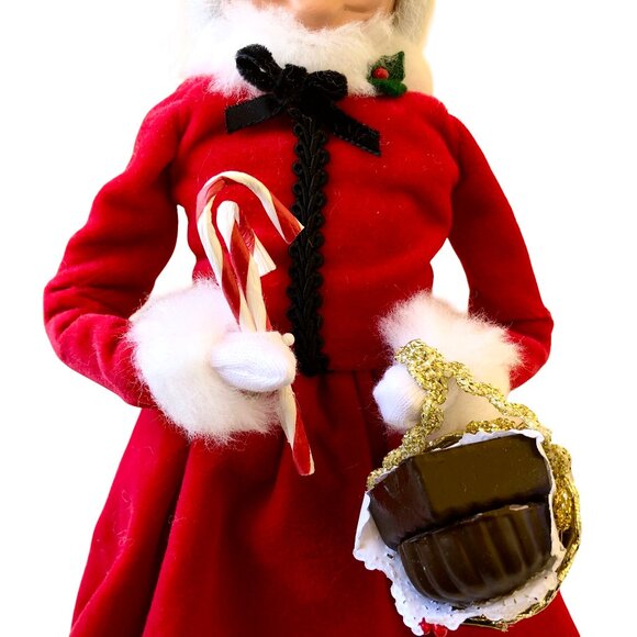 Byers' Choice The Carolers Mrs. Claus with Candy Canes and Chocolate 2009 - Picture 13 of 16